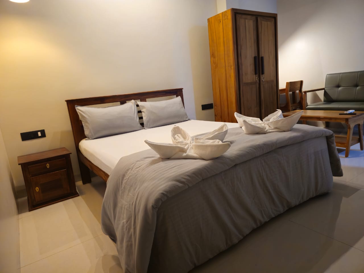 Studio 1 bed area