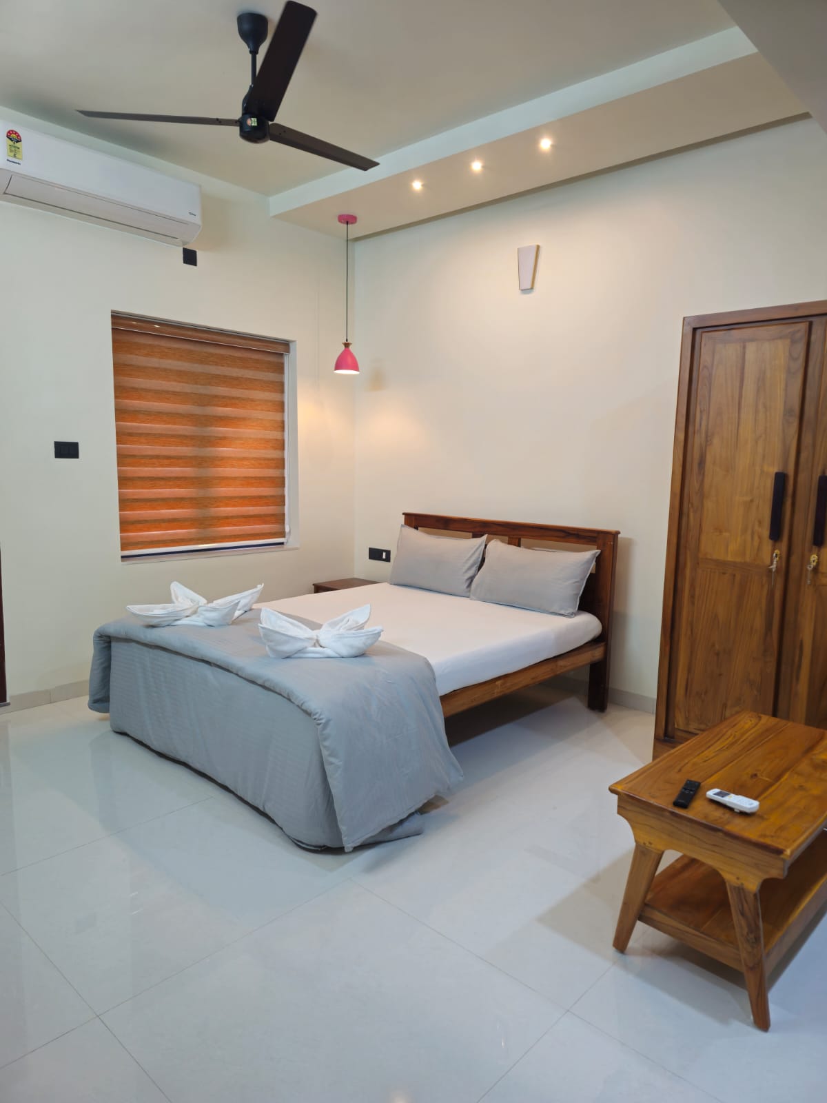 Studio 1 bed and seating